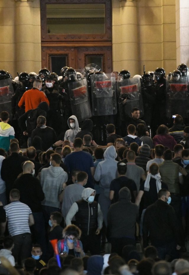 В Белграде протестующие против карантина ворвались в парламент