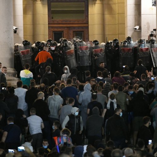 В Белграде протестующие против карантина ворвались в парламент